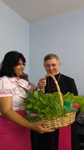 Rosane entrega verduras cultivadas pelos alunos ao bispo Dom Eduardo Pinheiro da Silva